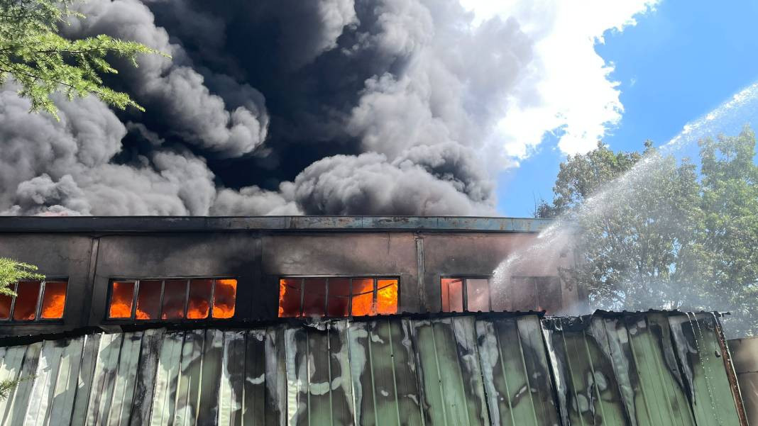 Kayseri'de sünger fabrikasında büyük yangın: Bir saatte kontrol altına alındı - Resim: 13